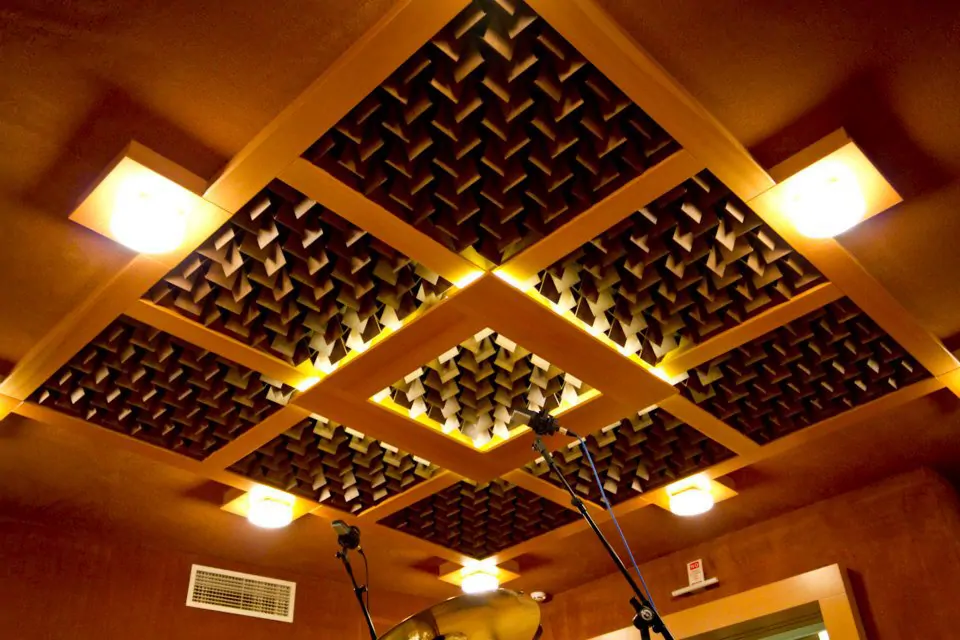 Акустический диффузер  кластер акустический потолок со встеронными светильниками